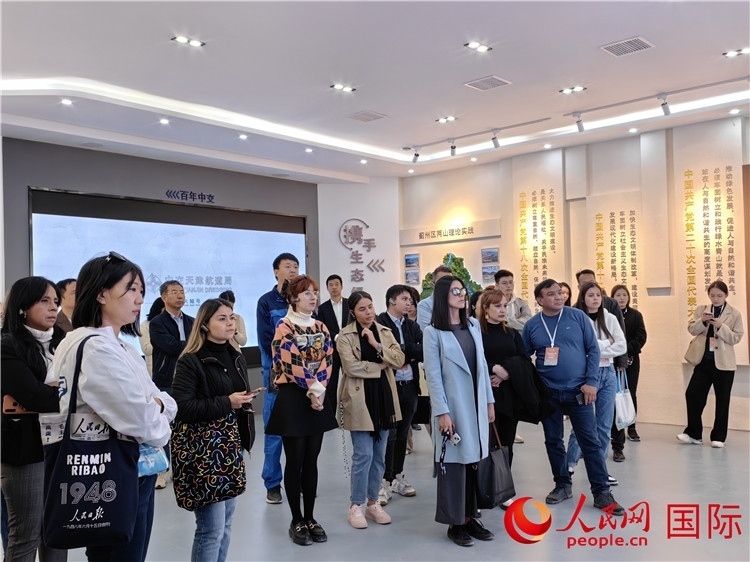 媒體記者探訪薊州礦山生態(tài)修復(fù)項(xiàng)目。人民網(wǎng)記者 符園園攝