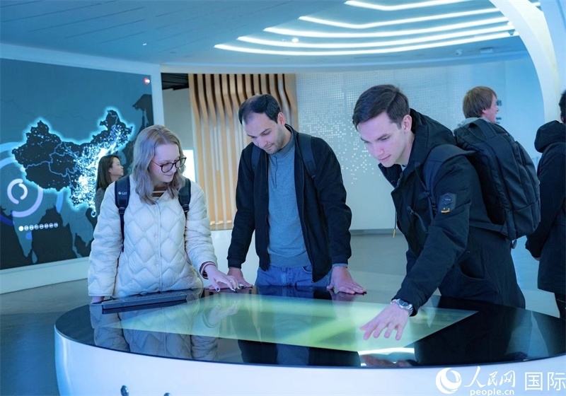 歐亞國(guó)家記者在國(guó)家大數(shù)據(jù)（貴州）綜合試驗(yàn)區(qū)交流體驗(yàn)中心參觀。人民網(wǎng) 陽(yáng)茜攝