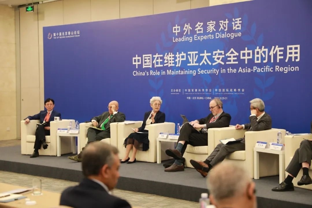 傅瑩（左三）反駁邁克爾·史文（左四）。斯基攝