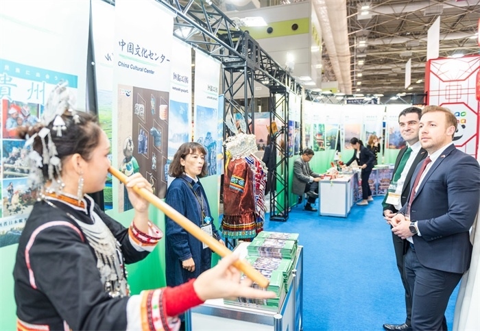 日本國際旅游博覽會中國展館的黎族非遺項目“鼻簫”表演。圖片由中國駐東京旅游辦事處提供