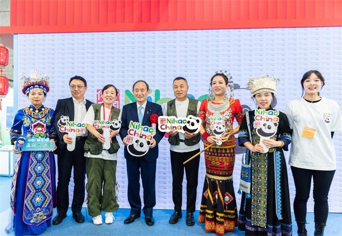 日本前首相菅義偉在中國展館參觀。圖片由中國駐東京旅游辦事處提供