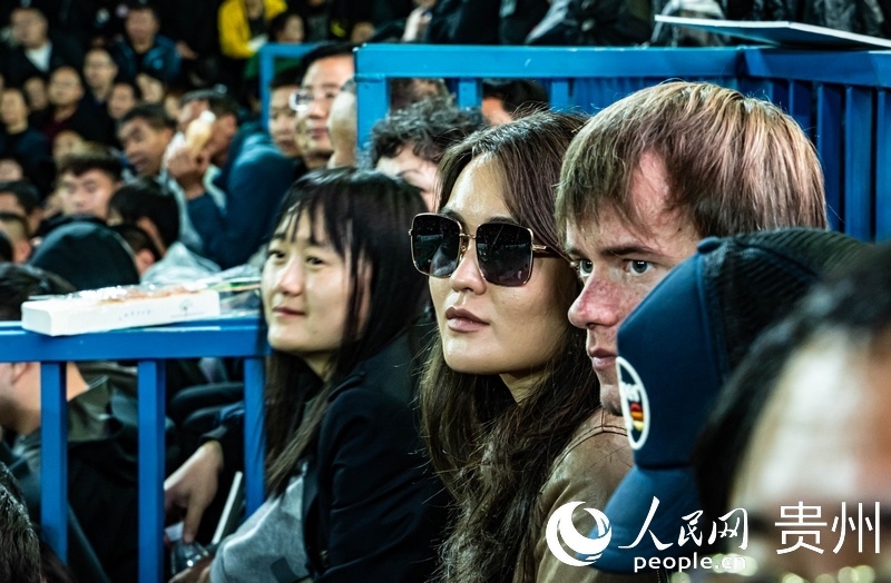 外媒記者走進(jìn)“村BA”決賽現(xiàn)場觀看比賽。人民網(wǎng) 陽茜 攝