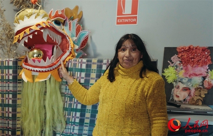 “熊貓閱覽室”一角。盧漢·梅洛為記者展示大使館贈(zèng)送的龍頭。人民網(wǎng)記者 張若涵攝