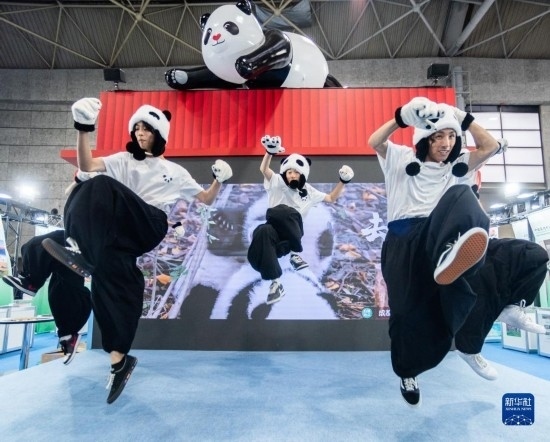  10月29日，街舞隊在日本大阪國際會展中心中國館表演街舞。新華社發(fā)（中國駐大阪旅游辦事處供圖）