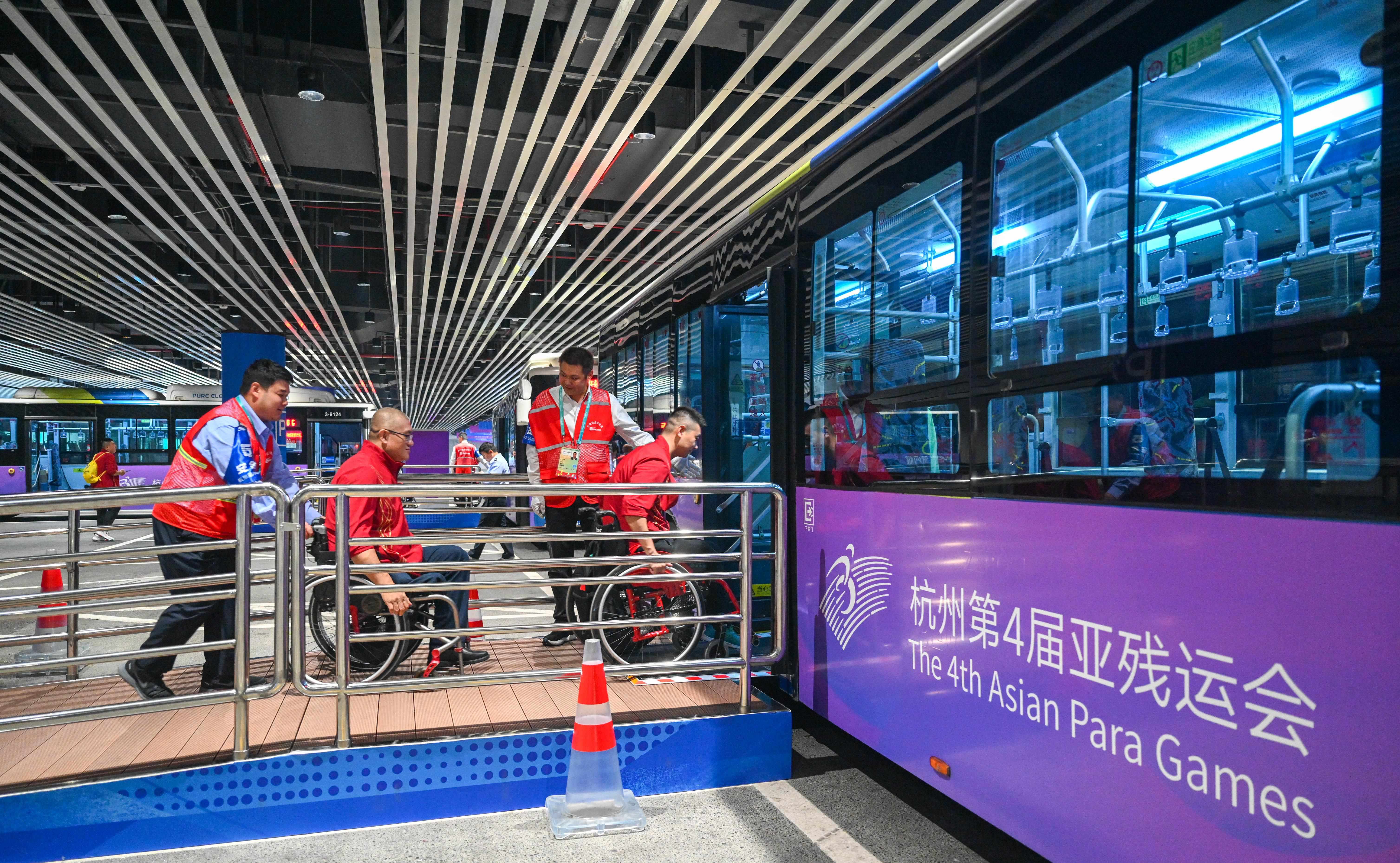 △2023年10月25日，結(jié)束輪椅籃球比賽后的中國隊(duì)和阿富汗隊(duì)球員通過無障礙坡道，順利上車返回運(yùn)動(dòng)員村。