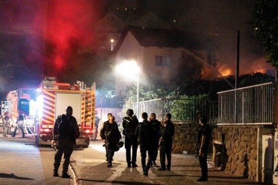  10月29日，在以色列北部城市謝莫納，以軍士兵和急救人員在一處被火箭彈擊中的現(xiàn)場執(zhí)勤。新華社發(fā)（阿亞爾·馬爾戈林?jǐn)z/基尼圖片社）