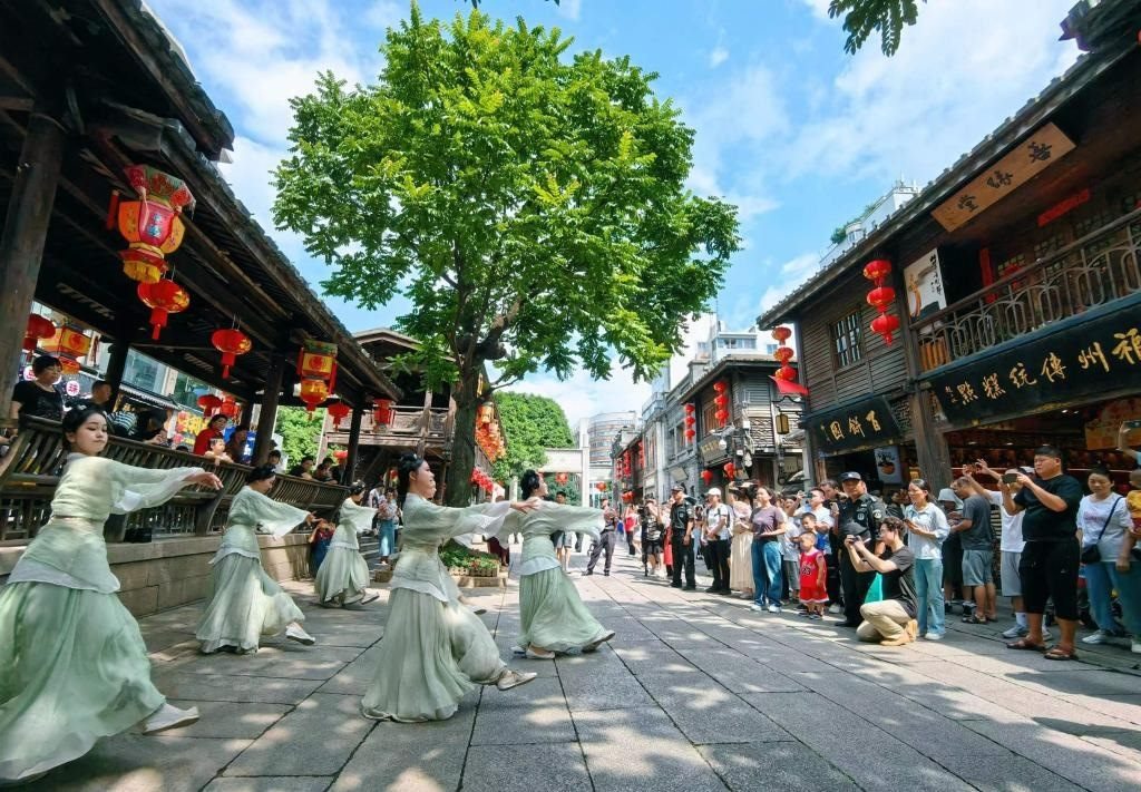 國(guó)慶節(jié)期間，福州市三坊七巷歷史文化街區(qū)上演《尋夢(mèng)閩都》快閃。新華社發(fā)