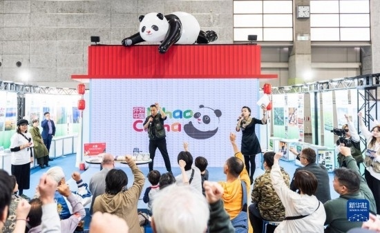  10月29日，游客在日本大阪國際會展中心中國館參與中國旅游知識問答活動。新華社發(fā)（中國駐大阪旅游辦事處供圖）