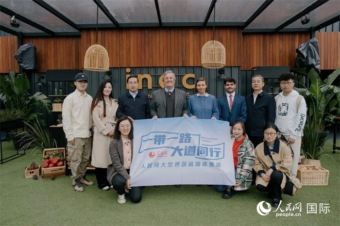 在烏拉圭第118屆普拉多牧農(nóng)業(yè)國(guó)際博覽會(huì)上，烏拉圭國(guó)家肉類協(xié)會(huì)主席與人民網(wǎng)記者合影。人民網(wǎng)記者 張若涵攝