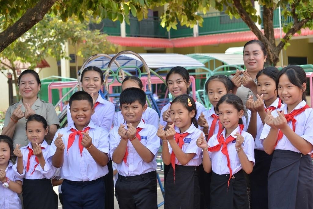 在采訪中，中老友好農(nóng)冰村小學(xué)師生為老中友誼“比心”。