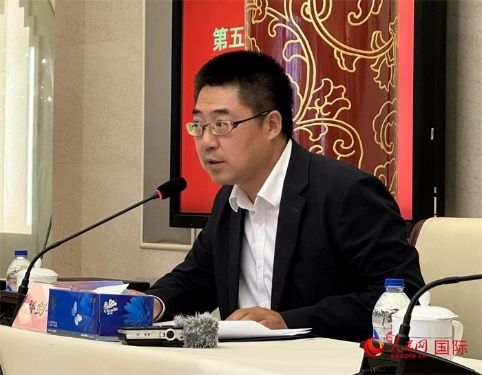 10月31日，歐美同學(xué)會(huì)副秘書長(zhǎng)滕劍峰在第五屆中法文化論壇媒體吹風(fēng)會(huì)上講話。（人民網(wǎng) 謝瑩攝）