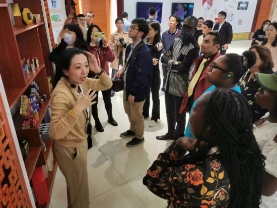 2023“一帶一路”媒體合作論壇聯(lián)合采訪團(tuán)參觀仁和863科技園產(chǎn)品展示區(qū)。（本報(bào)記者 黃超攝）