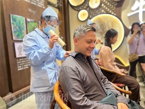  （外媒記者體驗艾灸。中國經(jīng)濟周刊記者 郭志強 攝）
