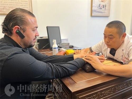  （外媒記者走進中醫(yī)堂，問診中醫(yī)名師。中國經(jīng)濟周刊記者 郭志強攝）