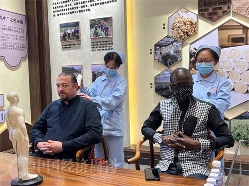  （外媒記者爭先恐后體驗艾灸，直呼神奇。中國經(jīng)濟周刊記者 郭志強 攝）