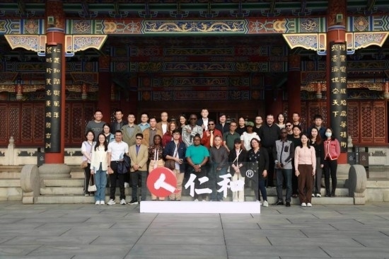 2023“一帶一路”媒體合作論壇聯(lián)合采訪團(tuán)參觀仁和集團(tuán)。（受訪者供圖）