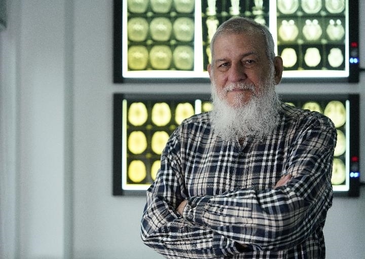 10月31日，古巴科學家裴德樂在電子科技大學校園內。