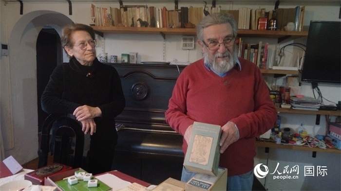 艾麗西亞·奧夫雷貢（左）和馬里奧·帕佐斯向記者展示家中收藏的西班牙語版《紅樓夢》。人民網(wǎng)記者 張若涵攝