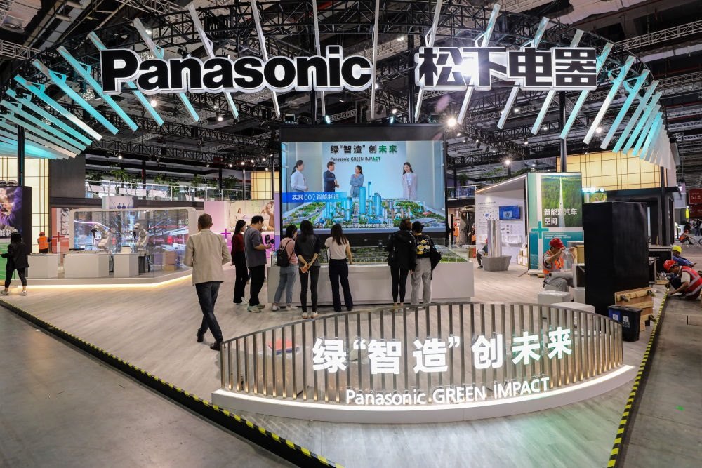 2023年11月2日，工作人員在進(jìn)博會松下電器展位做準(zhǔn)備工作。新華社記者 辛夢晨 攝