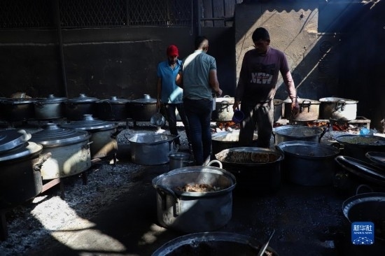 11月3日，在加沙地帶南部城市拉法，人們在煤氣中斷后用柴火做飯。新華社發(fā)（里澤克·阿卜杜勒賈瓦德攝）