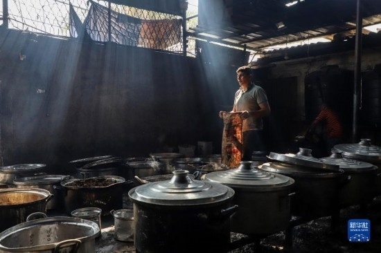 11月3日，在加沙地帶南部城市拉法，人們在煤氣中斷后用柴火做飯。新華社發(fā)（里澤克·阿卜杜勒賈瓦德攝）
