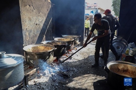 11月3日，在加沙地帶南部城市拉法，人們在煤氣中斷后用柴火做飯。新華社發(fā)（里澤克·阿卜杜勒賈瓦德攝）