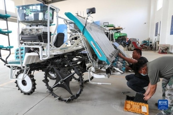 11月4日，技術(shù)員在南通市通州區(qū)十總鎮(zhèn)育民村農(nóng)場保養(yǎng)無人插秧機設(shè)備。