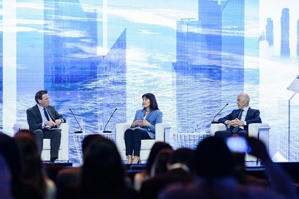 牛津大學(xué)研究全球化與發(fā)展問題的教授伊恩·戈爾丁（右一）表示，全球格局的變化是結(jié)構(gòu)性的，各國特別是西方國家必須順應(yīng)變化。迪拜商會供圖