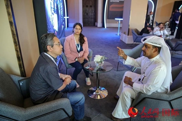 人民網(wǎng)記者采訪迪拜創(chuàng)新企業(yè)家索萊曼·里法伊（右一），索萊曼表示期待加強與中方合作。人民網(wǎng) 塔里克·易卜拉欣 攝