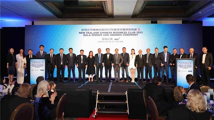 新西蘭華商聯(lián)合總會(huì)首批會(huì)員代表上臺(tái)亮相。攝影：張凱