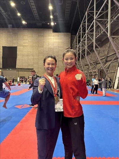 教練李紅（左）與龔莉（右）在2023年匈牙利布達佩斯世界空手道錦標賽上合影。受訪者供圖