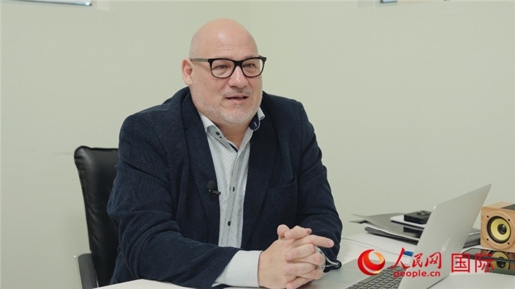 烏拉圭《共和國報(bào)》總編輯胡安·布蘭卡接受人民網(wǎng)專訪。人民網(wǎng)記者 張若涵攝