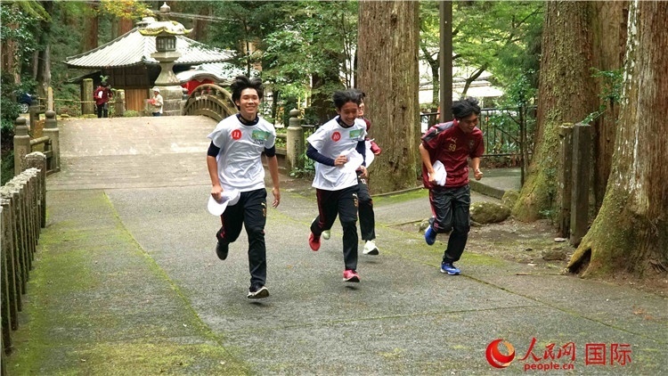 中日青少年在百年古剎里奔跑，揮灑青春的汗水。人民網(wǎng) 蔣曉辰攝