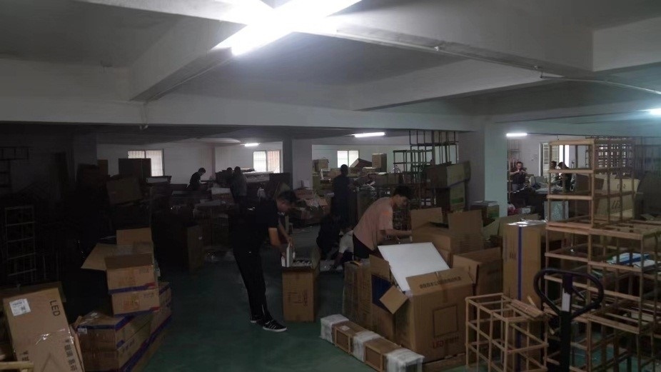 查處倉庫現(xiàn)場。重慶市梁平區(qū)公安局供圖。