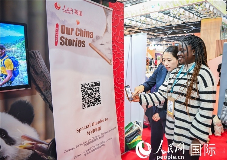 觀眾掃碼《我們的中國故事》系列視頻。人民網(wǎng) 郭錦標(biāo)攝