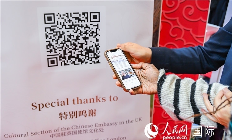 觀眾掃碼《我們的中國故事》系列視頻。人民網(wǎng) 郭錦標(biāo)攝