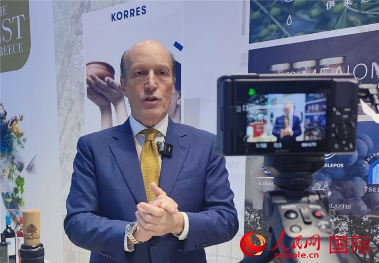 希華集團創(chuàng)始人兼首席執(zhí)行官甘德密先生接受采訪。人民網 殷韜攝