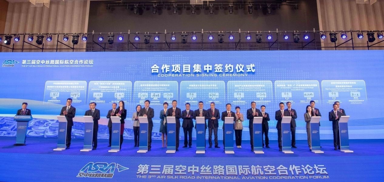 圖為7個國內外合作項目現(xiàn)場簽約。人民網記者 唐宋攝