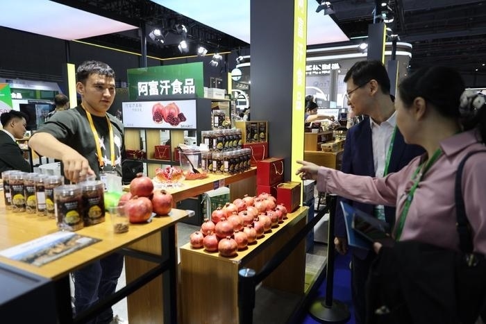 11月6日，在第六屆進(jìn)博會(huì)食品及農(nóng)產(chǎn)品展區(qū)，阿富汗食品吸引參展人員。