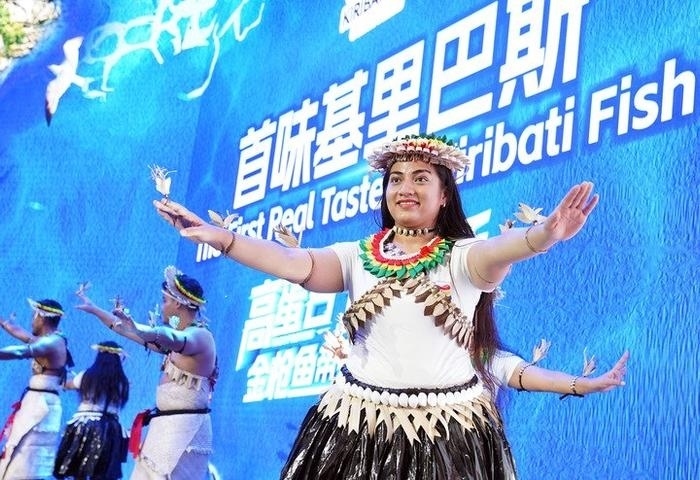 11月8日，來自基里巴斯的參展人員在基里巴斯水產(chǎn)品推介活動(dòng)上表演。