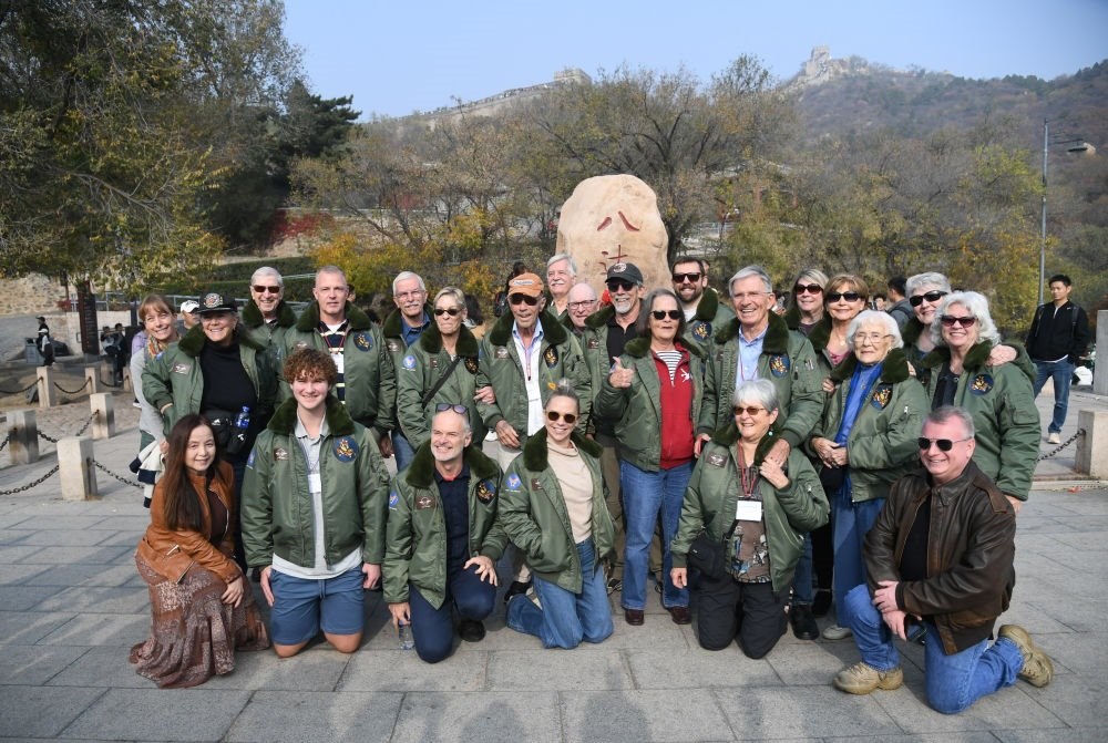 2023年10月29日，飛虎隊老兵莫耶一行人在北京八達(dá)嶺長城合影留念。當(dāng)日，美中航空遺產(chǎn)基金會訪華代表團(tuán)成員陸續(xù)抵達(dá)北京。新華社記者 任超 攝