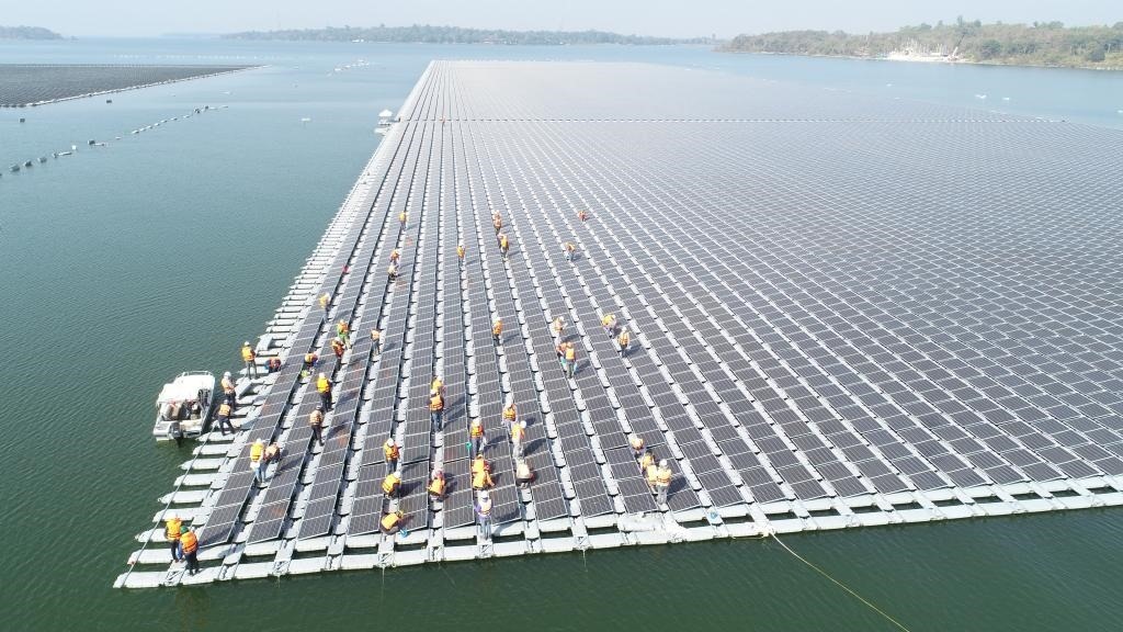 2021年1月23日，施工人員檢查泰國烏汶府詩琳通大壩綜合浮體光伏項(xiàng)目的太陽能板安裝情況。新華社發(fā)（泰國國家電力局項(xiàng)目組供圖）