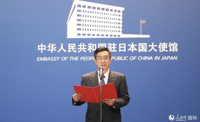 中國(guó)駐日本大使館教育處公使銜參贊杜柯偉宣讀獲獎(jiǎng)人員名單。人民網(wǎng) 許可攝