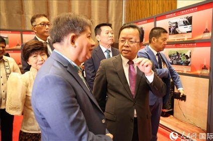 論壇期間配套舉行“‘?dāng)[脫貧困之路’——寧德扶貧開發(fā)圖片展”。人民網(wǎng)記者樊帆 攝