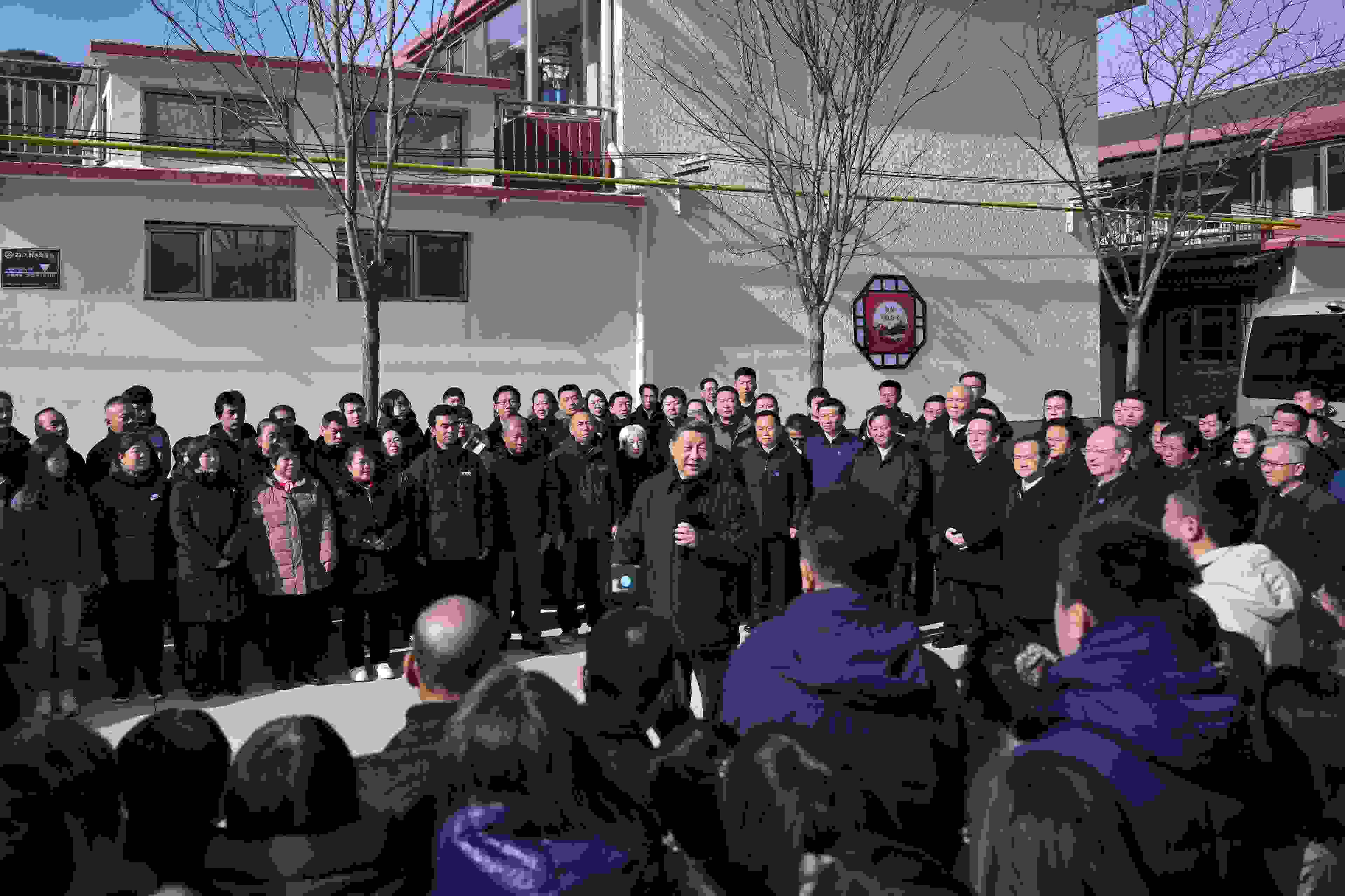 2023年11月10日，習(xí)近平總書記在北京市門頭溝區(qū)妙峰山鎮(zhèn)水峪嘴村考察時，同當(dāng)?shù)厝罕娪H切交流。