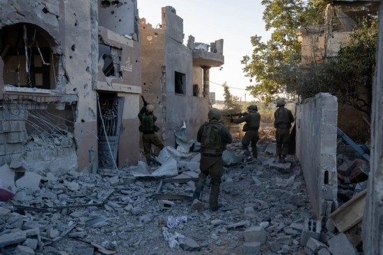 這張以色列國防軍11月12日發(fā)布的照片顯示，以軍地面部隊在加沙地帶北部開展軍事行動。新華社發(fā)