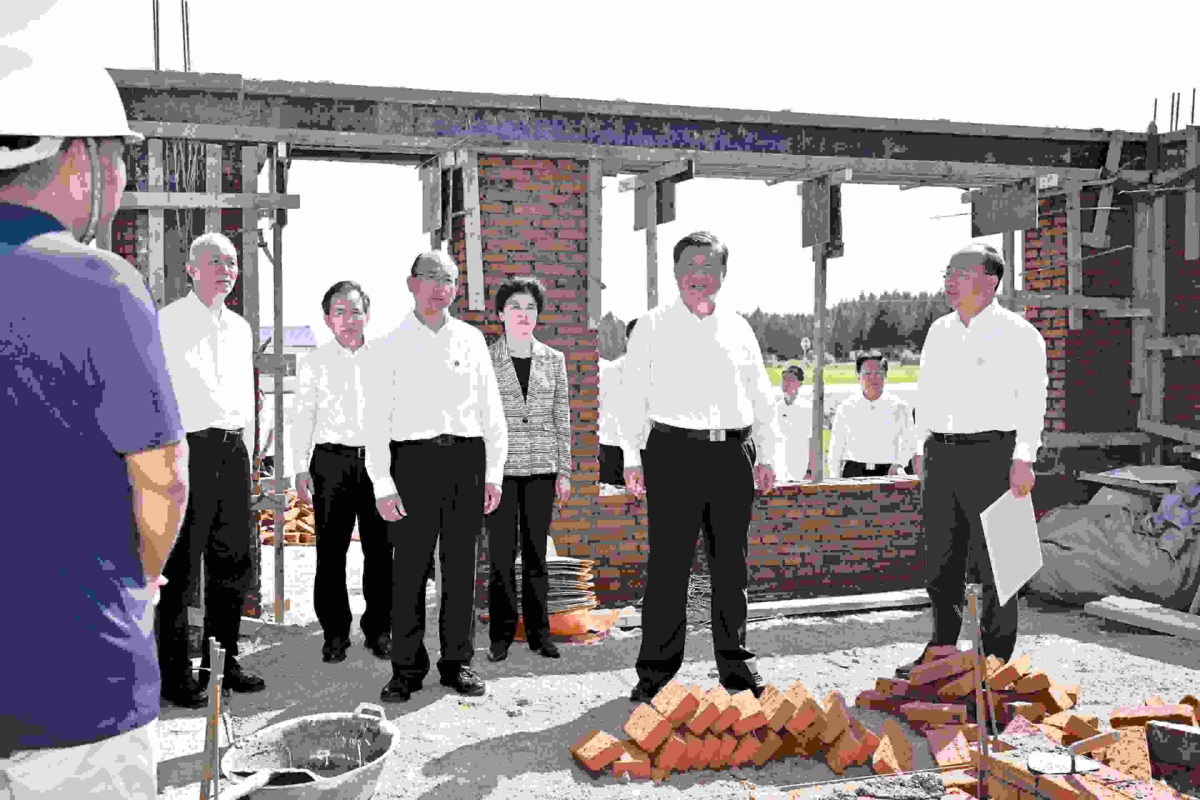 2023年9月7日，習(xí)近平總書記在遭受洪澇災(zāi)害的黑龍江省哈爾濱尚志市老街基鄉(xiāng)龍王廟村，察看水毀房屋重建情況。