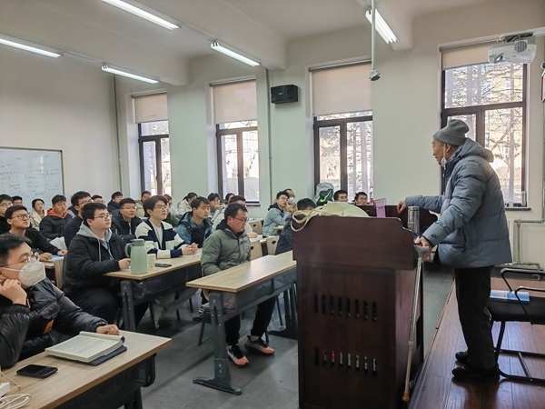 鐘萬勰院士為研究生上課。大連理工大學(xué)供圖