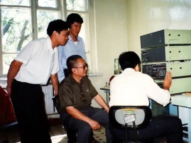 秦裕琨與團(tuán)隊(duì)在一起。哈爾濱工業(yè)大學(xué)供圖