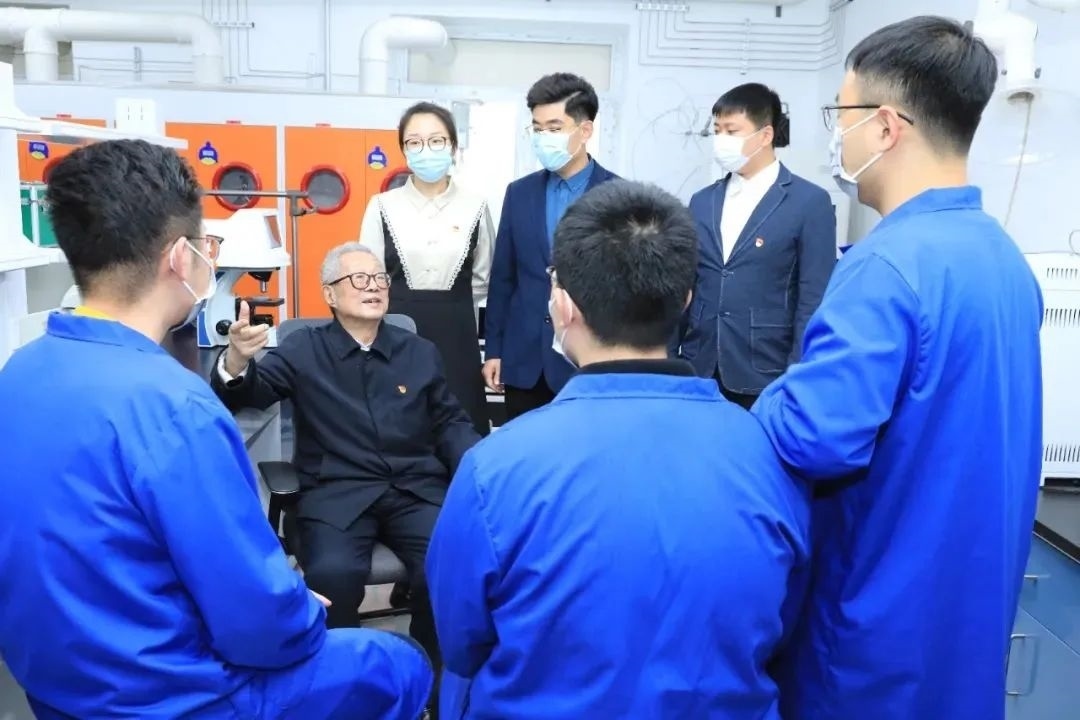 秦裕琨院士在實(shí)驗(yàn)室與青年師生交流。哈爾濱工業(yè)大學(xué)供圖